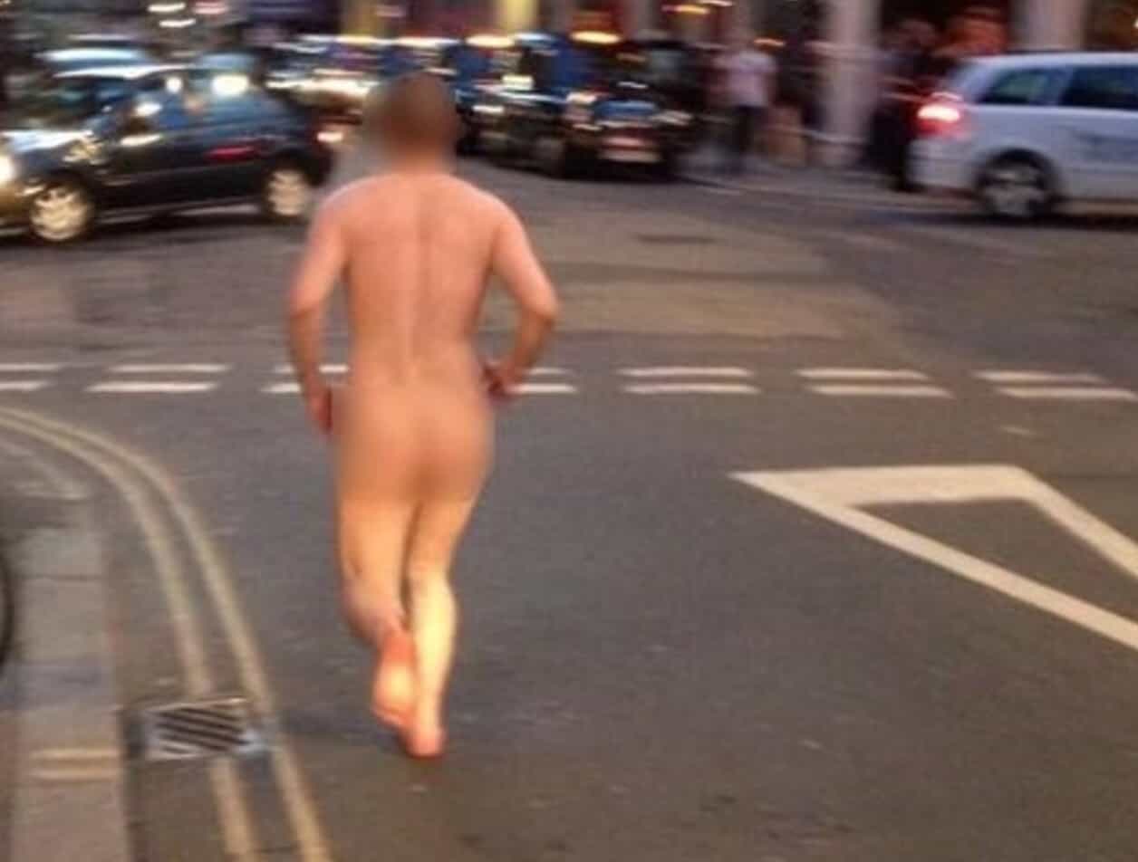 uomo nudo in strada