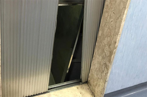 Resta bloccato nell'ascensore dell'ospedale di Salerno e si sente male: l'incubo di un uomo