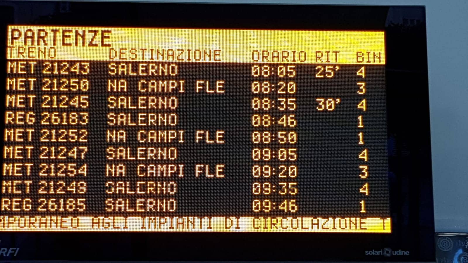 display stazione ritardi treni