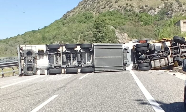 incidente-autostrada-a2-mediterraneo-materassi-camion