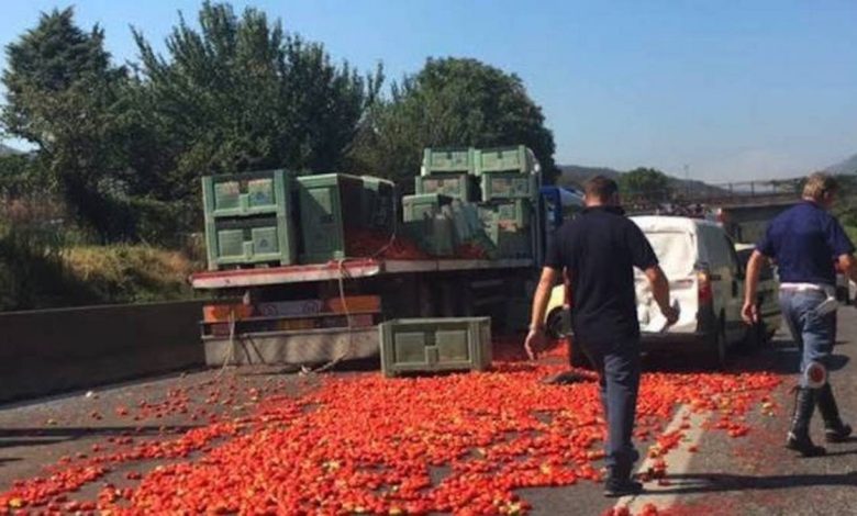battipaglia camion perde carico pomodori