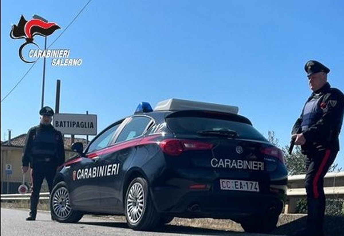 battipaglia aggredisce carabinieri arrestato