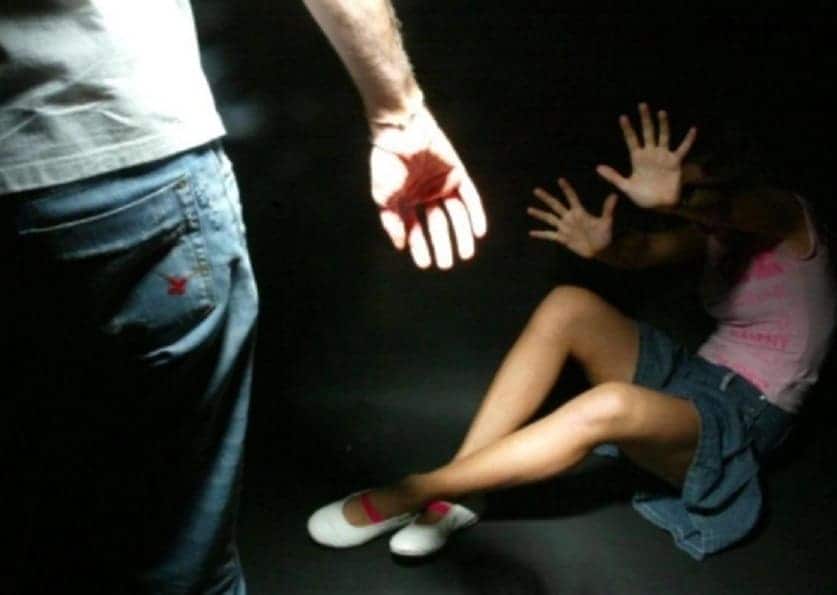 violenza sessuale su minorenne, padre droga e violenta la figlia