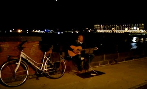 Un uomo canta Pino Daniele sul lungomare di #Salerno. Anche il Crescent è parte della poesia...