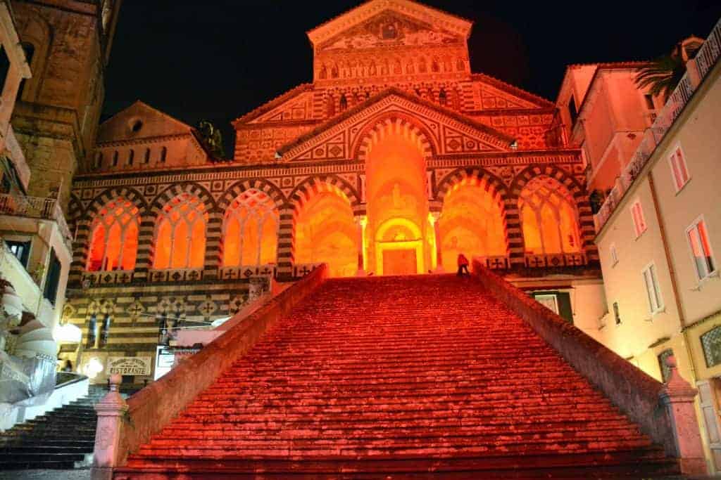 Il Duomo di Amalfi illuminato di rosso per la giornata contro la violenza sulle donne