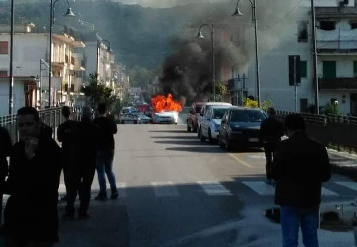 auto in fiamme ad Agropoli