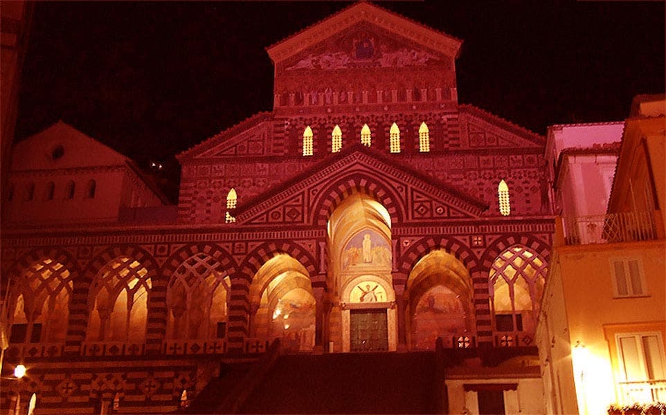 Il Duomo di Amalfi illuminato di rosso per la giornata contro la violenza sulle donne
