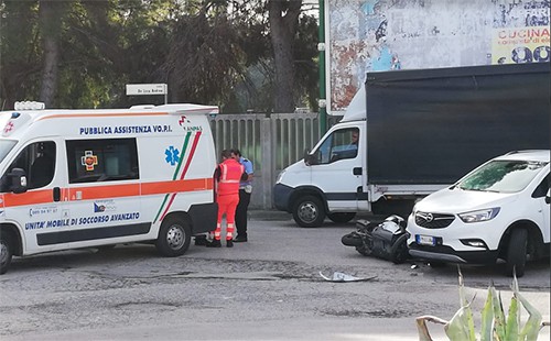 Salerno: incidente tra auto e scooter della zona industriale, un ferito