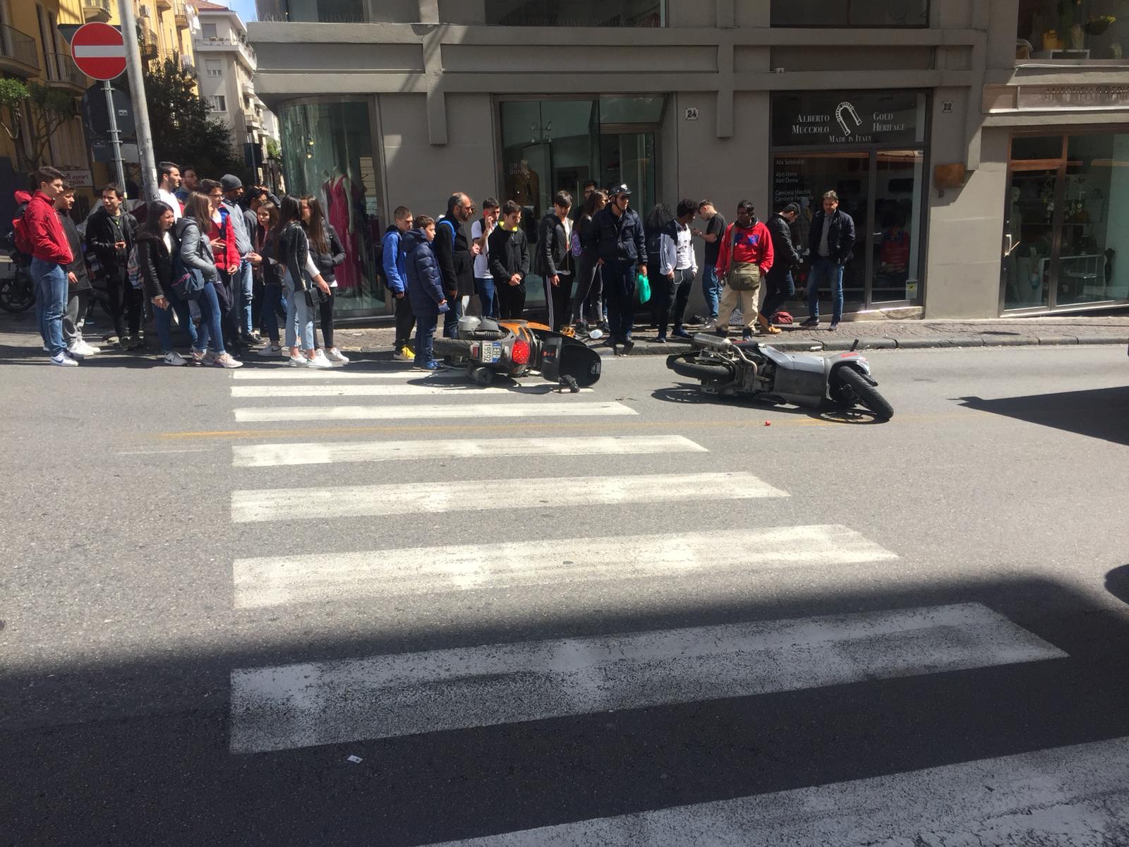 salerno-incidente-due-scooter-piazza-malta