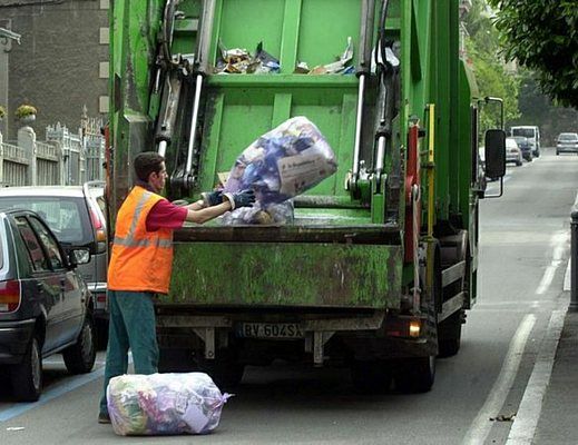 operatore-ecologico-camion-rifiuti