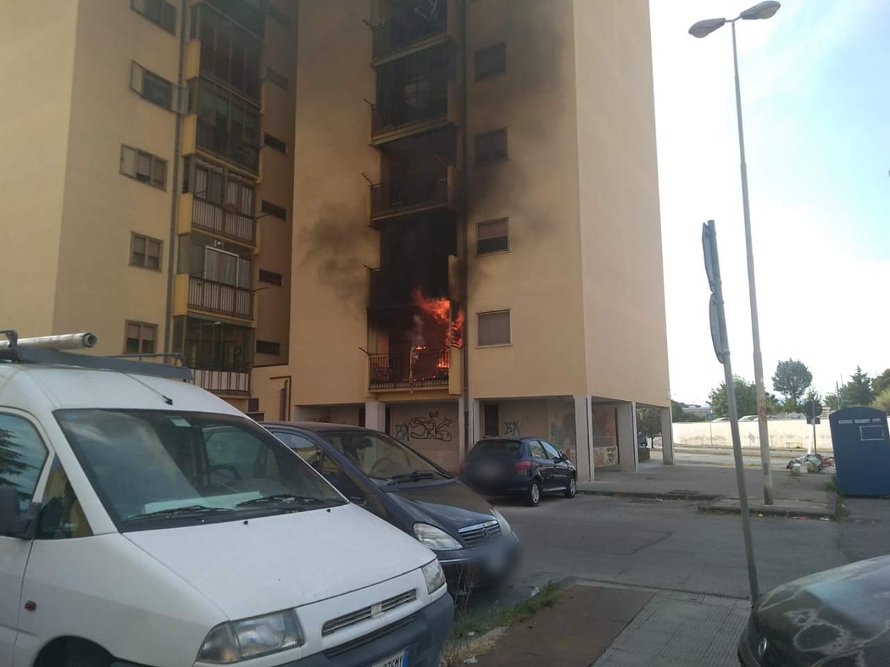 incendio-battipaglia-fiamme-appartamento-palazzine-iacp