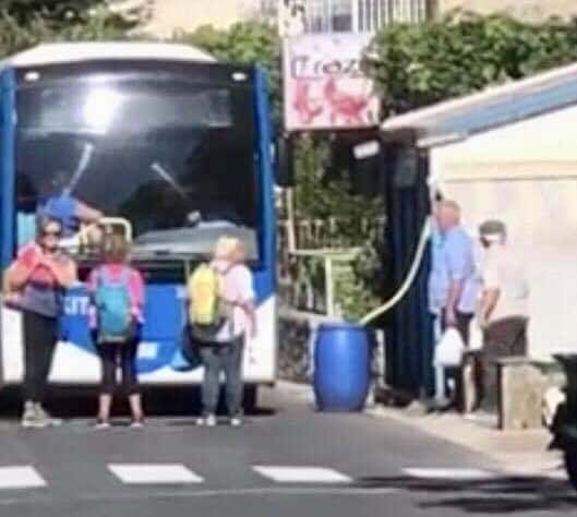 amalfi-autobus-turisti-bloccano-traffico