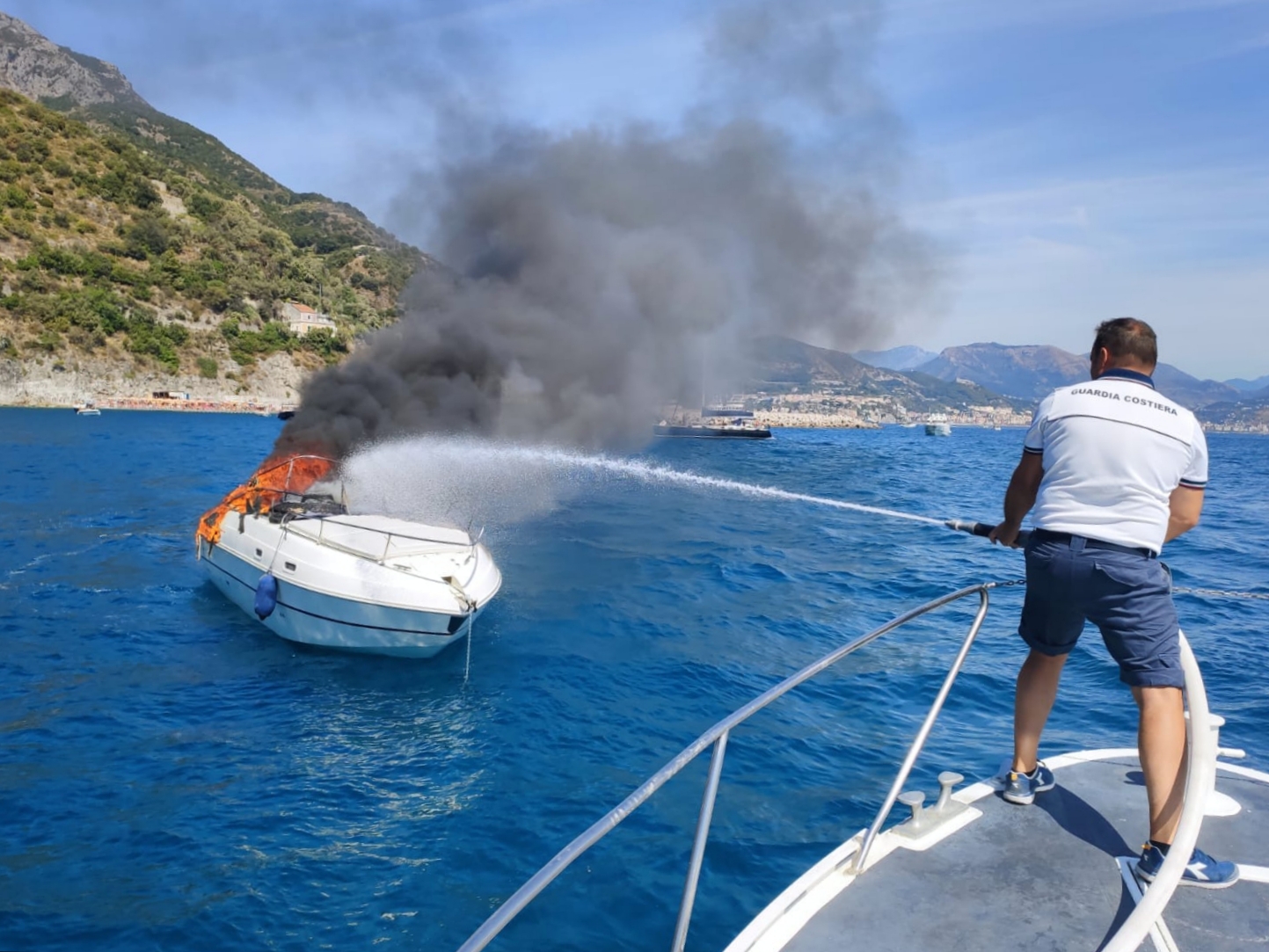 Incendio-barca-Cetara-intervento-Guardia-Costiera
