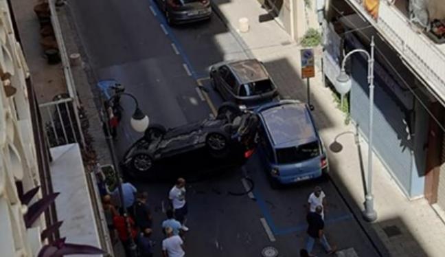 Brutto incidente in via Mangino a Pagani: un'auto si è ribaltata in pieno centro per motivi ancora da chiarire. Paura tra i residenti e i commercianti.