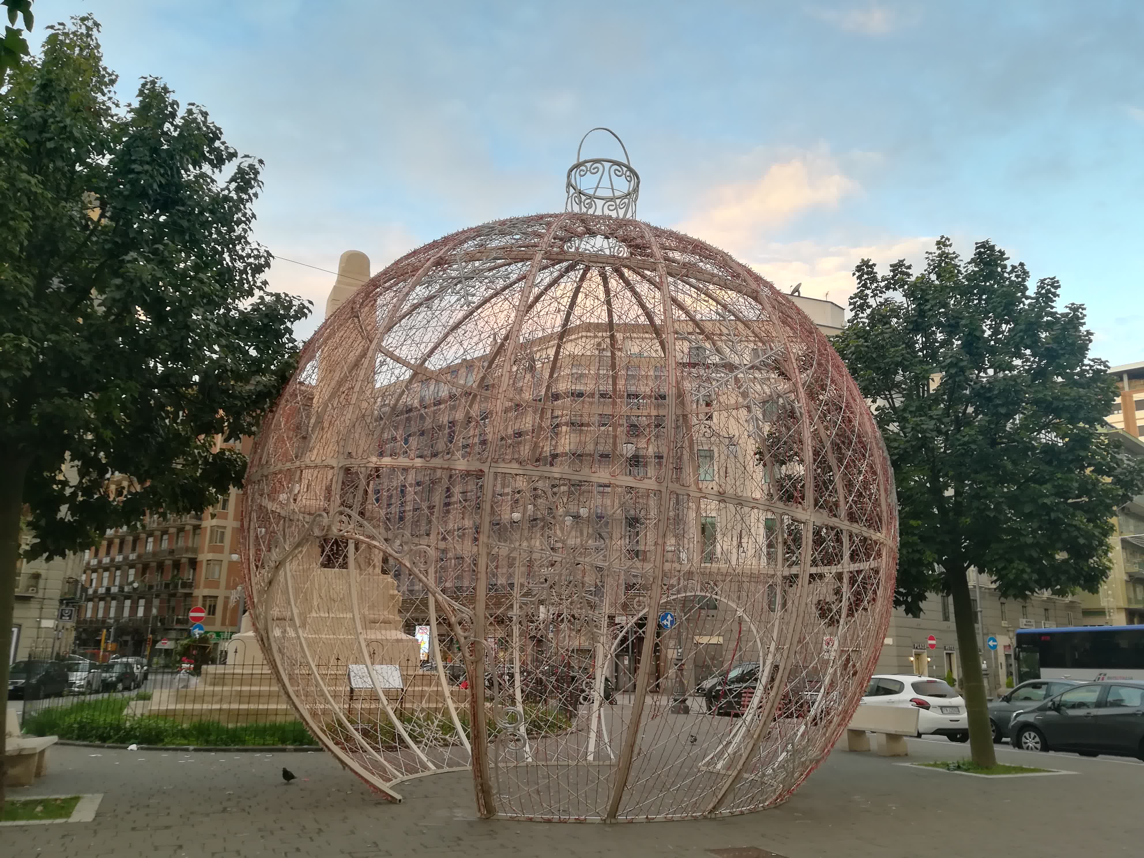 luci-artista-2019-palla-natale-stazione-salerno