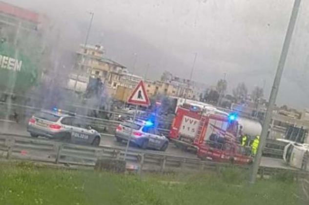 Incidente stradale a Baronissi: un furgone si è ribaltato sul raccordo Salerno Avellino. Al momento non ci sarebbero persone ferite in maniera grave.