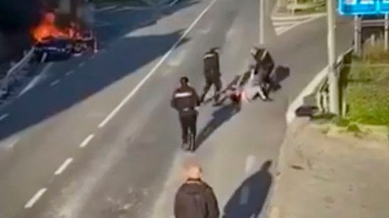 Aggredisce i carabinieri e viene pestato a Salerno: due indagini aperte