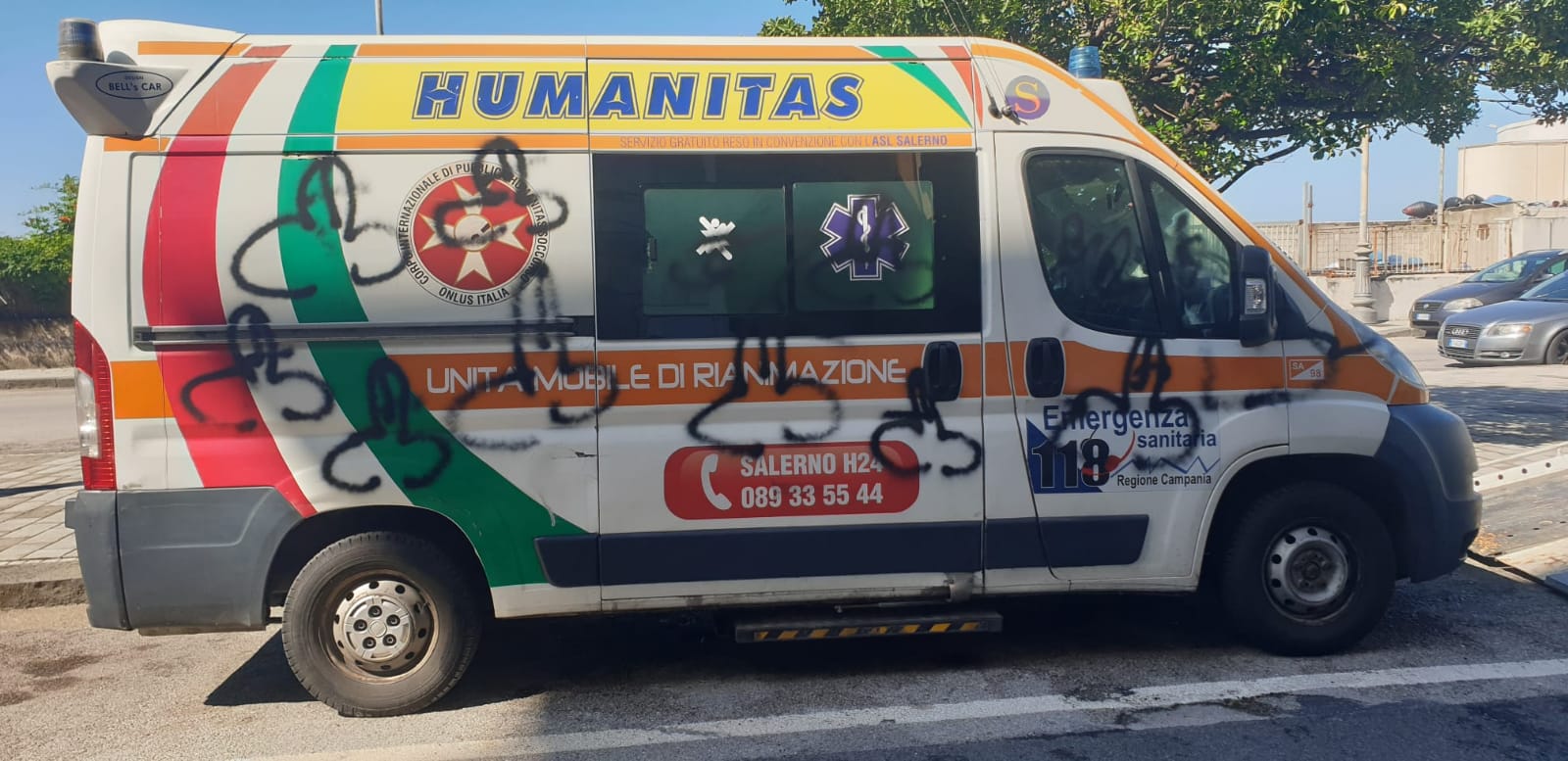 salerno-vandali-imbrattano-ambulanza