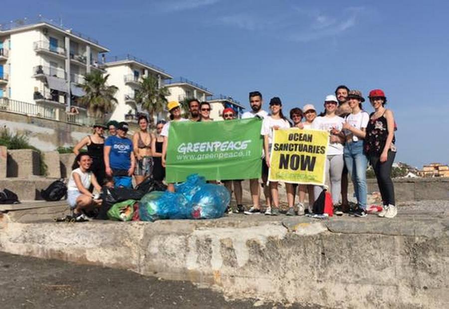 rifiuti-spiaggia-torrione-salerno-greenpeace