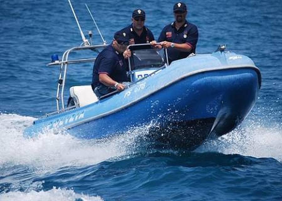 salvata-polizia-barca-capo-orso-20-luglio