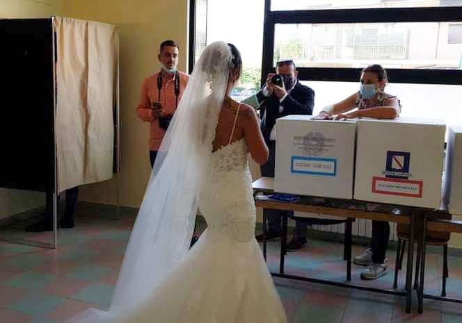 sposa-abito-bianco-vota-sassano-elezioni-2020