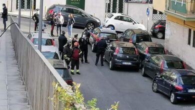 Pacco bomba finto sotto casa di De Luca: artificieri in azione, conteneva scaldino