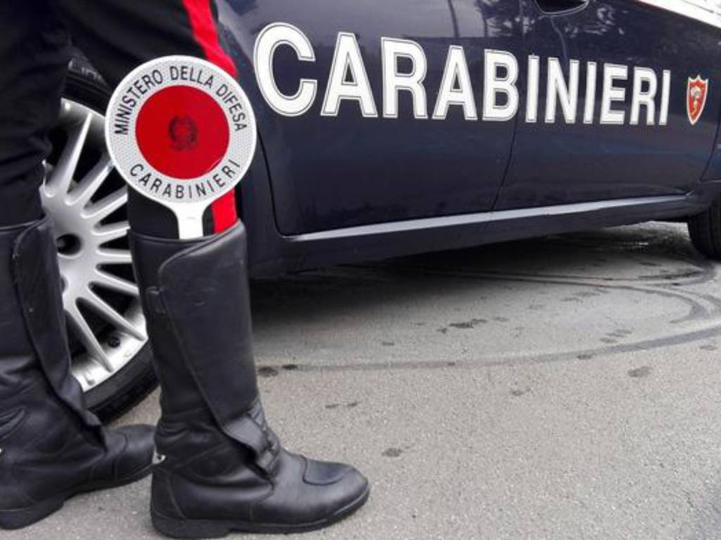 Con paletta e coltelli proibiti in auto, denunciato dai carabinieri 