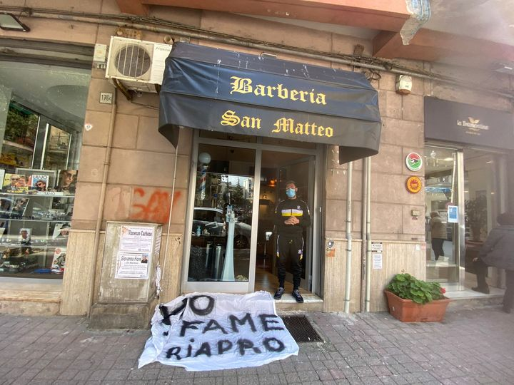 salerno-protesta-barberia-san-matteo-io-apro-ho-fame
