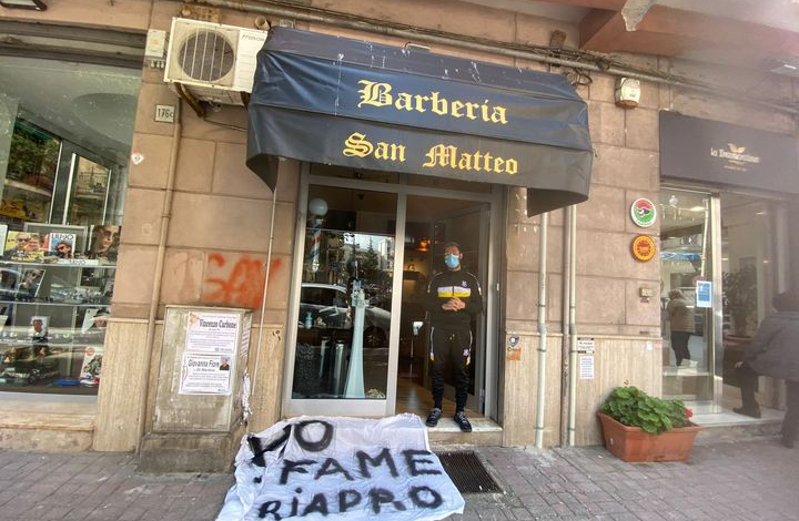 salerno-protesta-barberia-san-matteo-io-apro-ho-fame