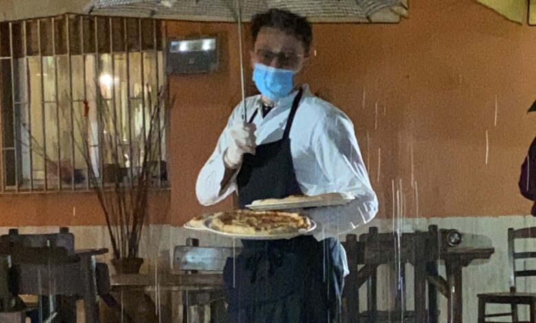 fisciano ristoratore serve pizza ombrello foto