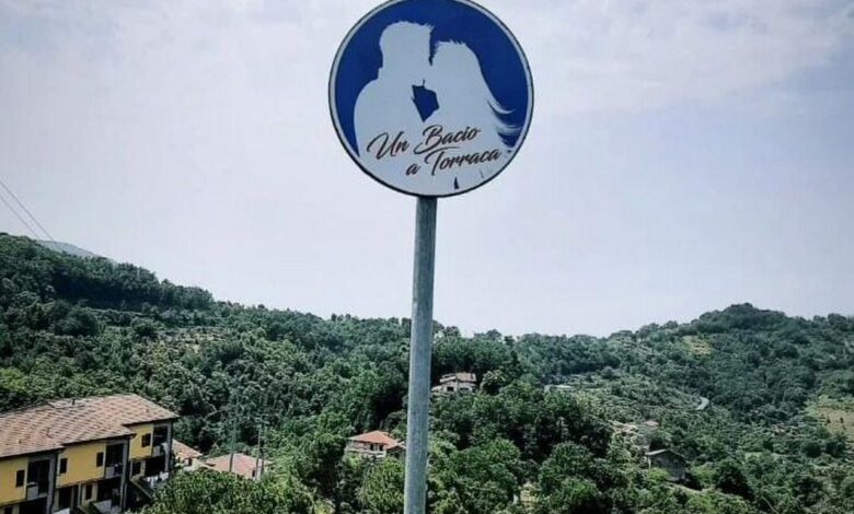 cartello-obbligo-baciarsi-cartelli-provincia-salerno-dove-mappa