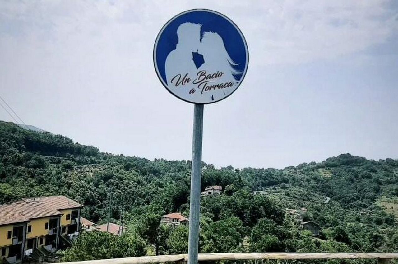 cartello-obbligo-baciarsi-cartelli-provincia-salerno-dove-mappa