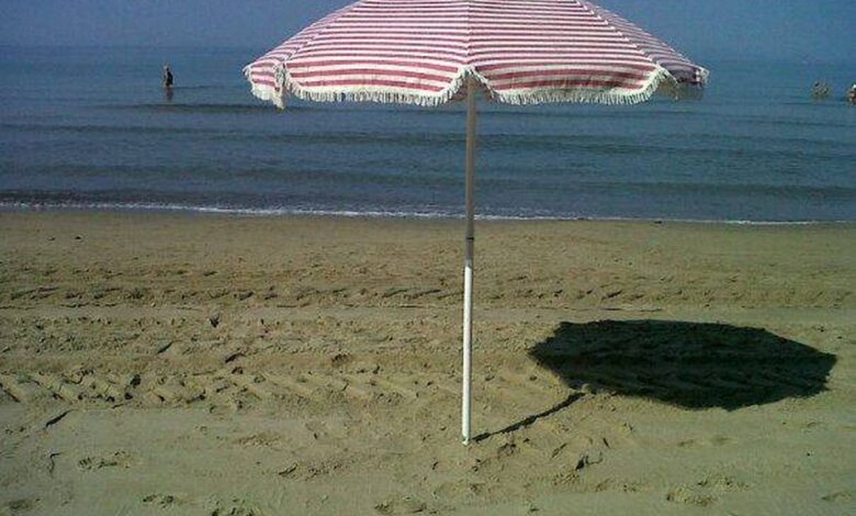 battipaglia-ombrellone-rubato-spiaggia-furto