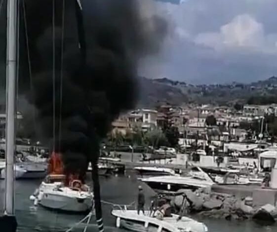 policastro-imbarcazione-fiamme-intervento-vigili-fuoco