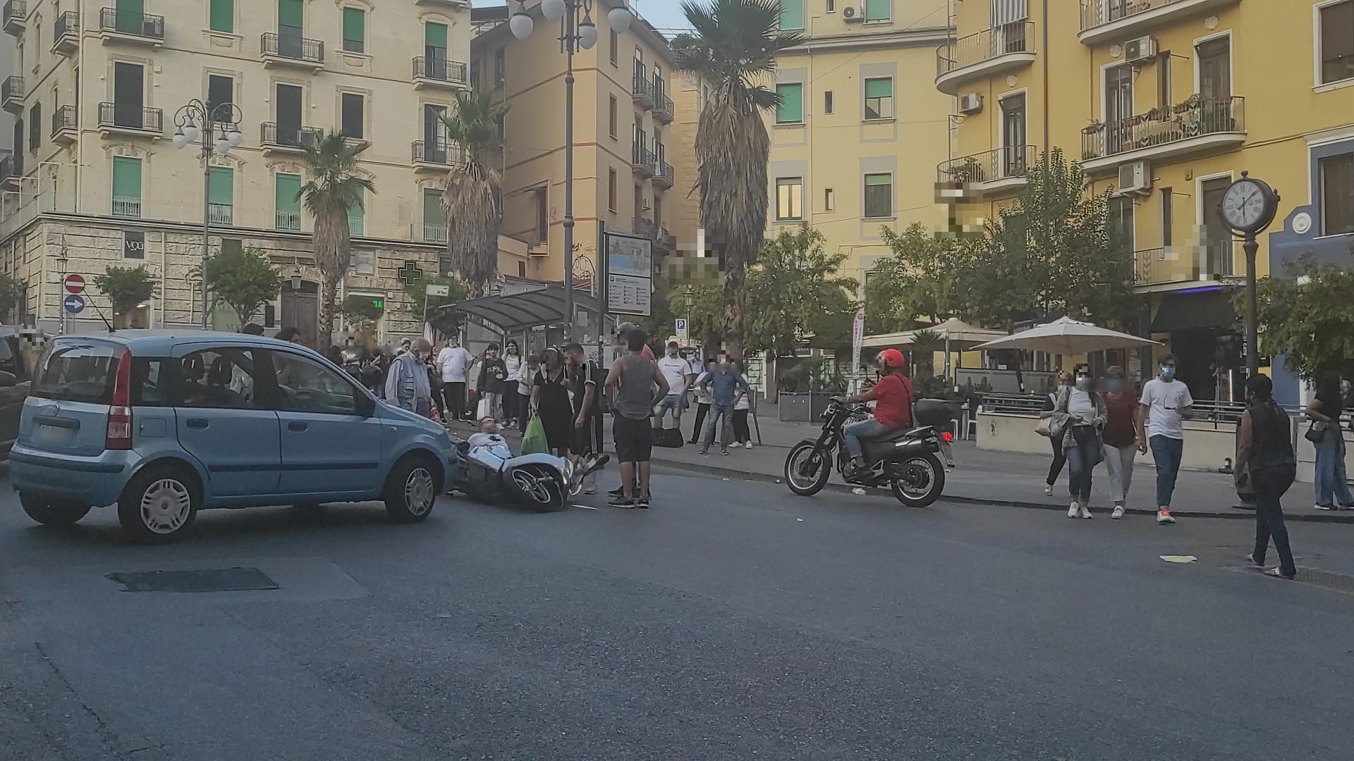 incidente-salerno-auto-contro-scooter-piazza-xxiv-maggio