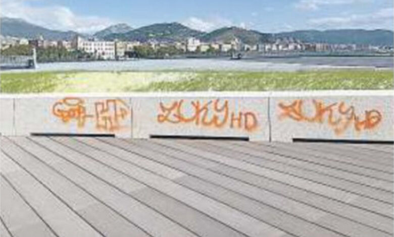 vandali-piazza-liberta-salerno-scritte-muri