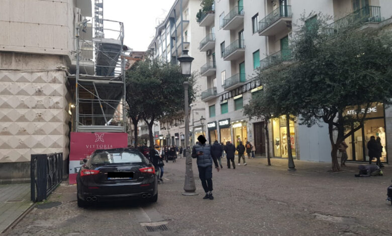 Stupore a Salerno dove è apparsa una Maserati parcheggiata "liberamente" su Corso Vittorio Emanuele