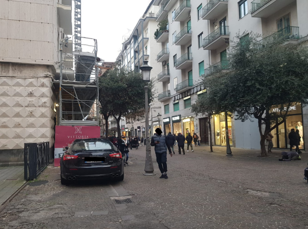 Stupore a Salerno dove è apparsa una Maserati parcheggiata "liberamente" su Corso Vittorio Emanuele