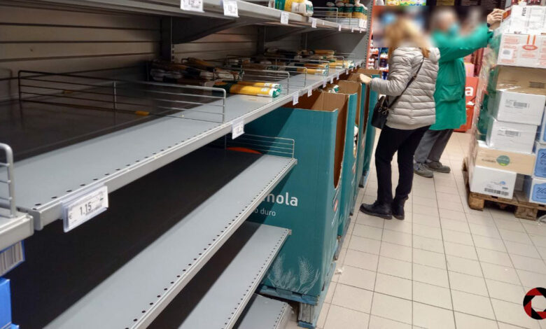 assalto-supermercato-salerno-scaffali-vuoti