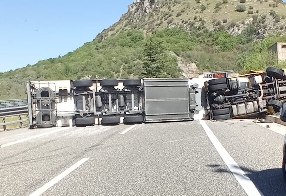 incidente-autostrada-a2-mediterraneo-materassi-camion