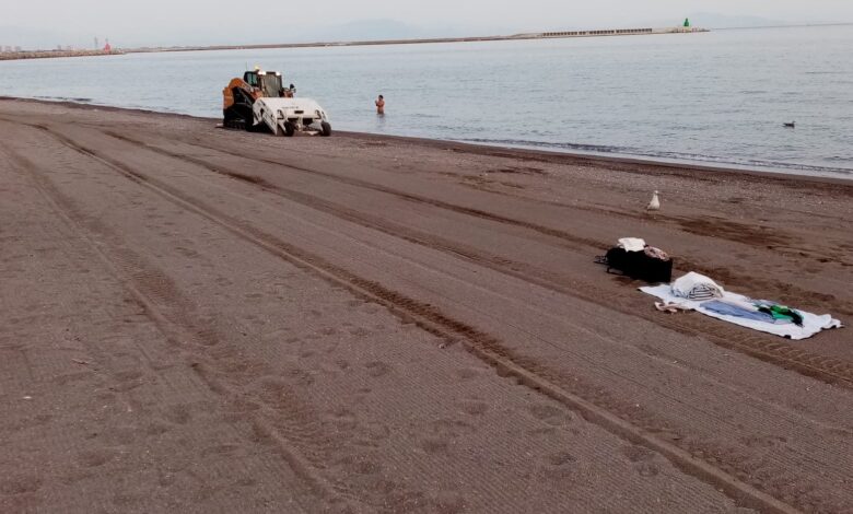 Inizia l'estate, ripulite spiaggia di Baia e Santa Teresa: "Non lasciate rifiuti sulla sabbia"