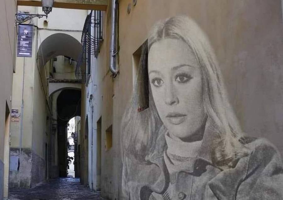 salerno-centro-storico-murale-raffaella-carra