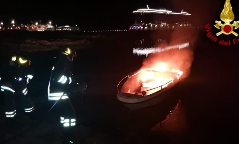 incendio-salerno-barca-fiamme-porto-masuccio-salernitano