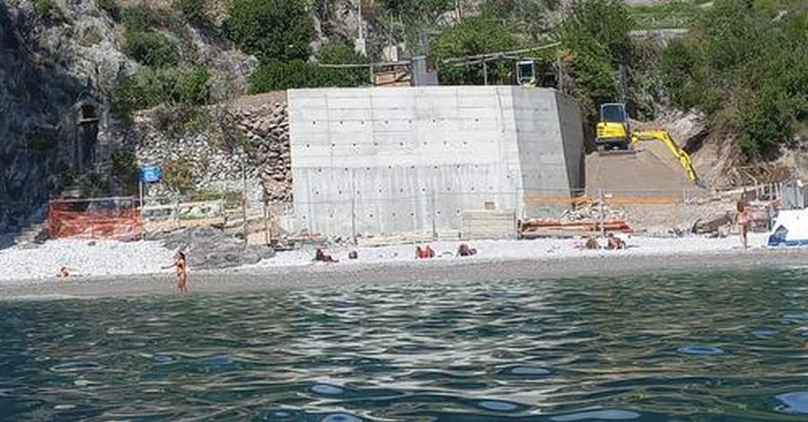 maiori-muro-cemento-spiaggetta