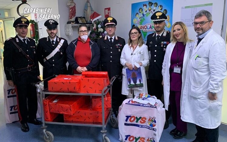 salerno-carabinieri-giocattoli-bambini-ospedale-ruggi-natale-2022