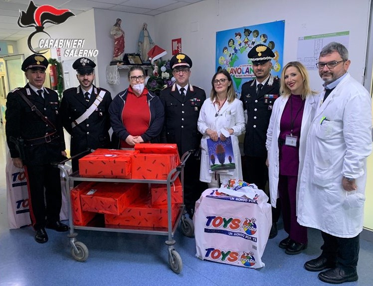 salerno-carabinieri-giocattoli-bambini-ospedale-ruggi-natale-2022
