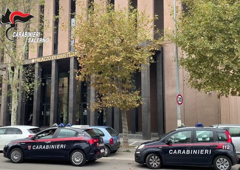 salerno tribunale aggredisce carabinieri vigilanza