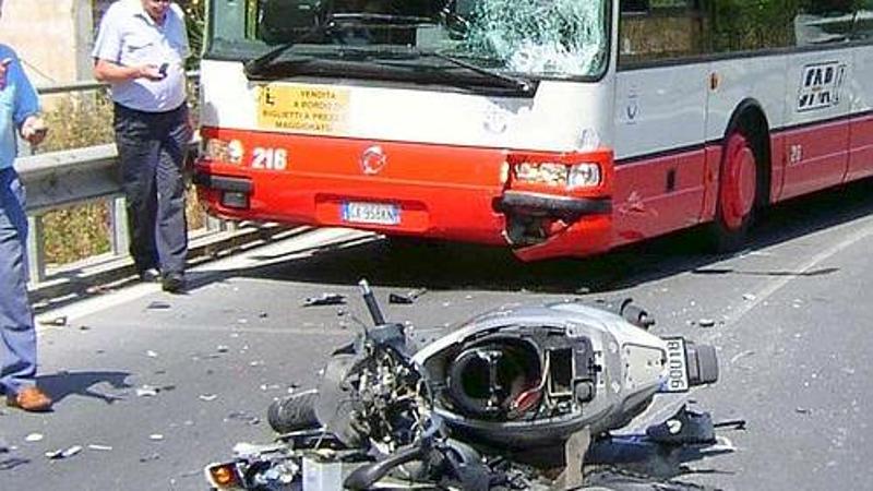 montecorvino rovella incidente autobus moto