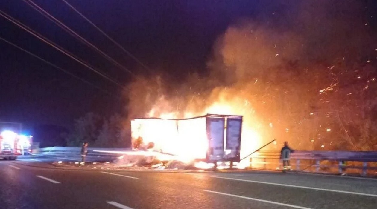 incendio camion carta igienica autostrada a2