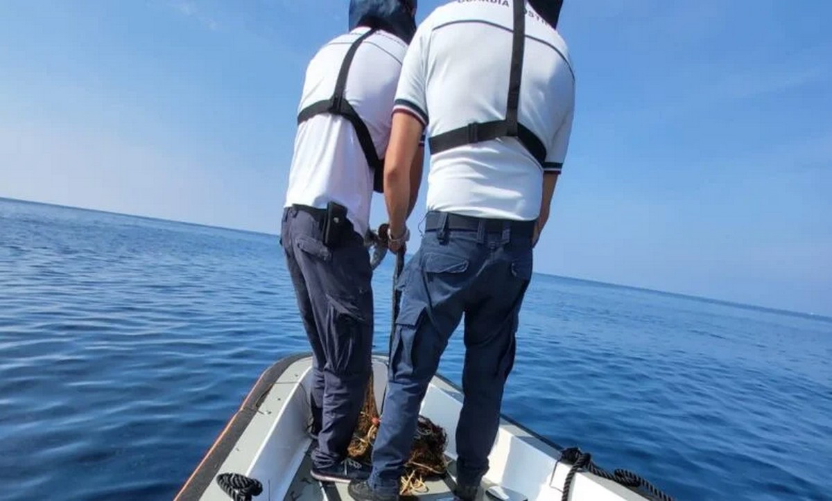 sequestrata rete pesca illegale punta licosa 6 ottobre